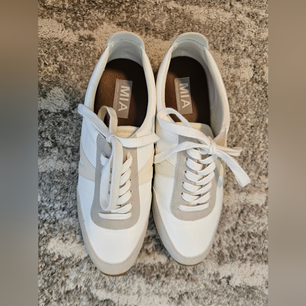 Mia sneakers